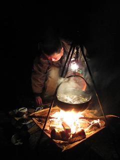焚き火で鍋を作る