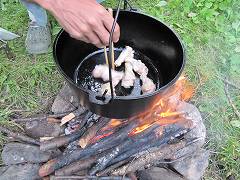 ダッチオーブンで手羽元を炒める