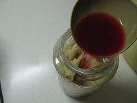 ビンに生姜を詰め、梅酢を注ぐ