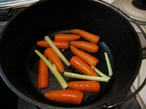 ダッチオーブンの底に野菜を敷く