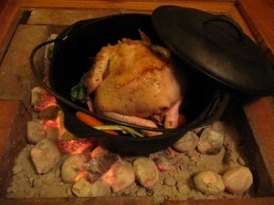 チキンを入れたダッチオーブンを火にかける