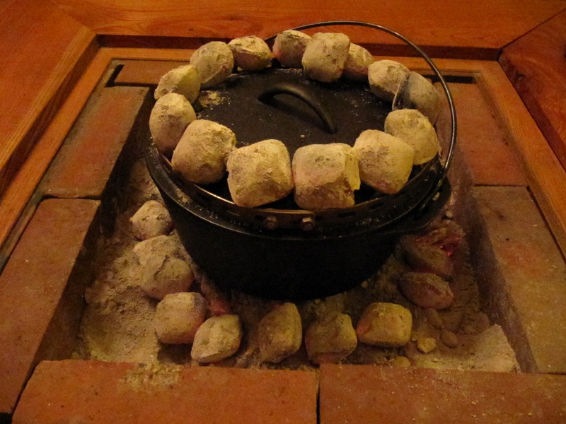 ダッチオーブンに上火の豆炭を乗せる