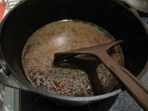 ローストチキンを焼いた後に鍋にたまった汁は明日のスープに