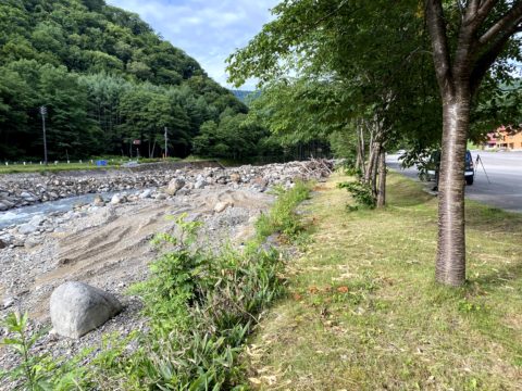 七入駐車場前の檜枝岐川の状況