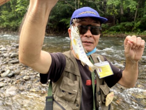 キャンプ場前で釣れたチビ山女魚