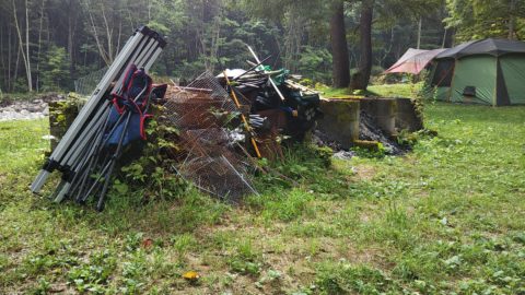 キャンプ場に廃棄されたキャンプ道具