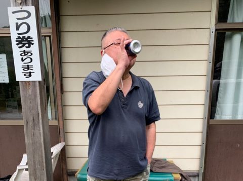 朝からビールをあおるボス